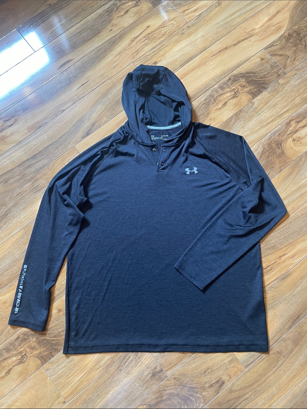 Men’s extra large XL lightweight heat gear Under Armour hooded shirt